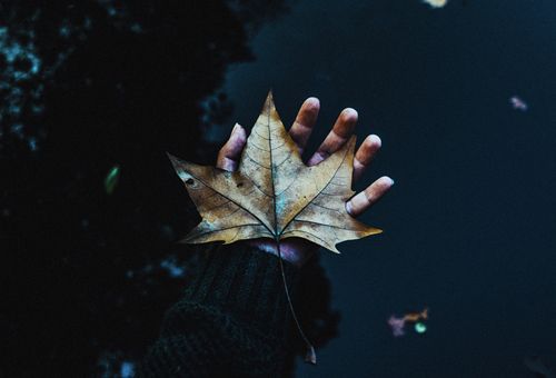 分手签名舍不得放手忘记的超伤感说说 我又哼起那首歌原来我还是没能忘记你2