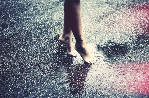 2016伤感的在雨中淋雨的女生说说图片大全1