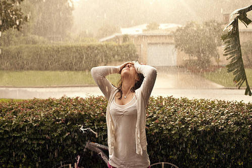 比较唯美的伤感淋雨打伞女生图片说说大全1