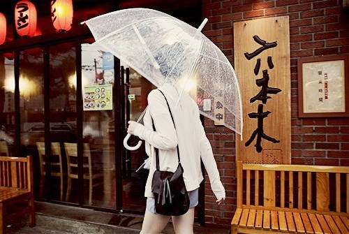 比较唯美的伤感淋雨打伞女生图片说说大全4