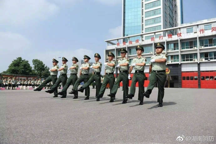 帅气的中国军人图片说说大全 军人敬礼图片大全