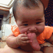 超萌宝宝吃自己脚丫的GIF搞笑动态图片说说大全