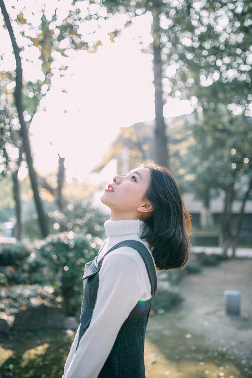 最委屈的女生伤感说说心情唯美句子 余情未了,难免庸人自扰