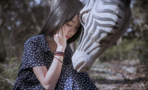 心情甜蜜的说说图片：纵然世间有风情万种，我只为你情有独钟