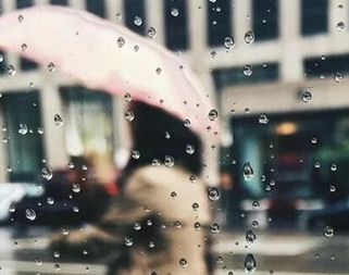 有关下雨天的心情说说精选 下雨天总是会想到我们一前一起走过的街道