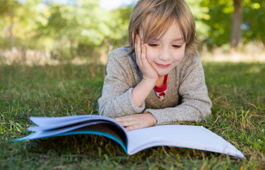 陪孩子快乐的看书的说说 孩子看书学习认真说说朋友圈