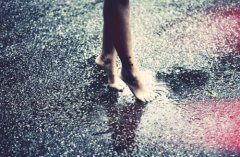 2016伤感的在雨中淋雨的女生说说图片大全